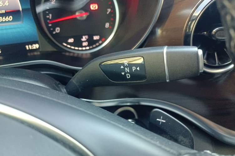 Used Mercedes-Benz V-Class 2021 V 260 Avantgarde Edition Gear Lever