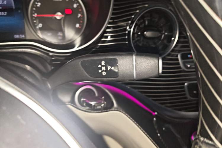 Used Mercedes-Benz V-Class 2021 V 260 Avantgarde Edition Gear Lever