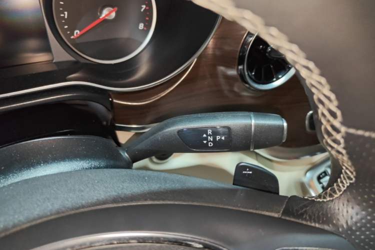 Used Mercedes-Benz V-Class 2021 V 260 Avantgarde Edition Gear Lever