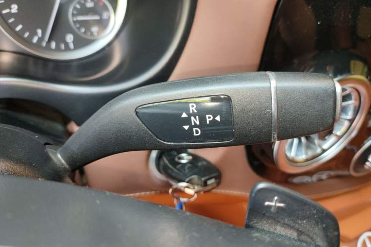 Used Mercedes-Benz V-Class 2021 V 260 Avantgarde Edition Gear Lever