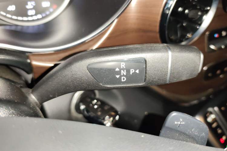 Used Mercedes-Benz V-Class 2021 V 260 Avantgarde Edition Gear Lever