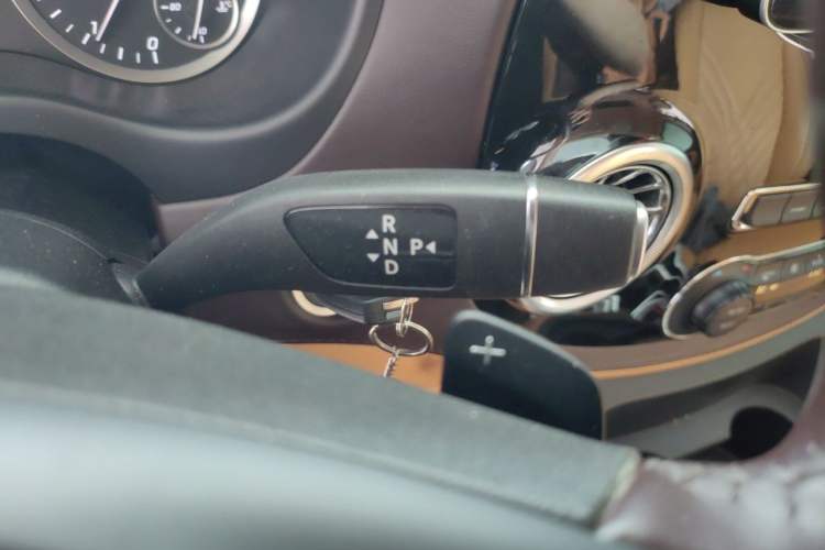 Used Mercedes-Benz V-Class 2021 V 260 L Long Wheelbase Prestige Edition Gear Lever