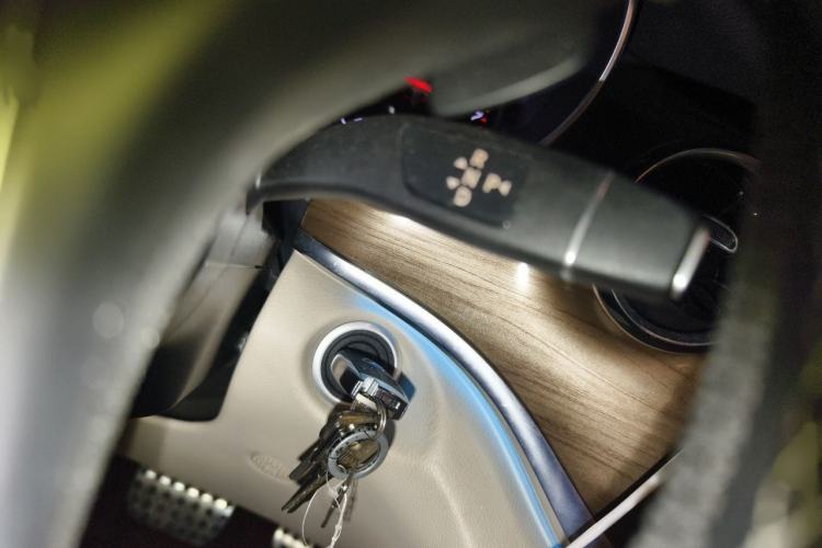 Used Mercedes-Benz V-Class 2021 V 260 Prestige Edition Gear Lever