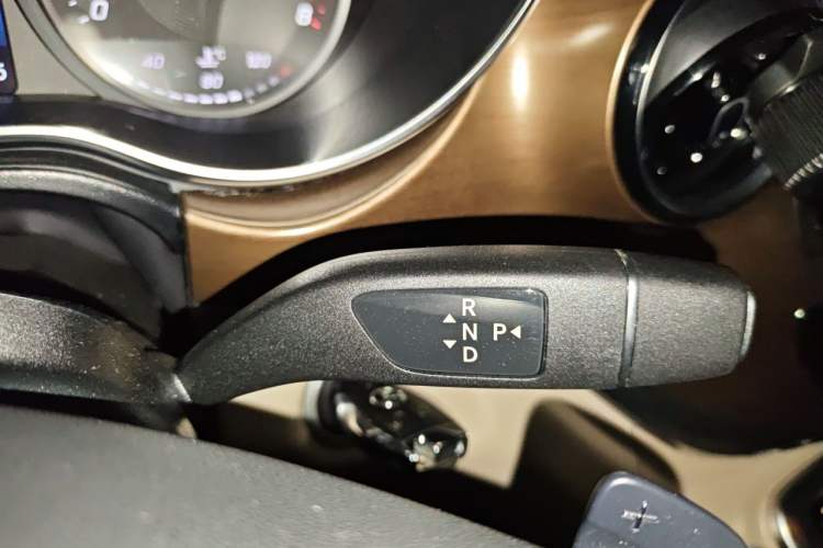 Used Mercedes-Benz V-Class 2021 V 260 L Long-wheelbase Luxury Edition Gear Lever