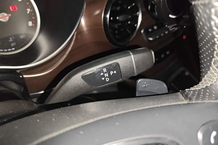 Used Mercedes-Benz V-Class 2021 V 260 Avantgarde Edition Gear Lever