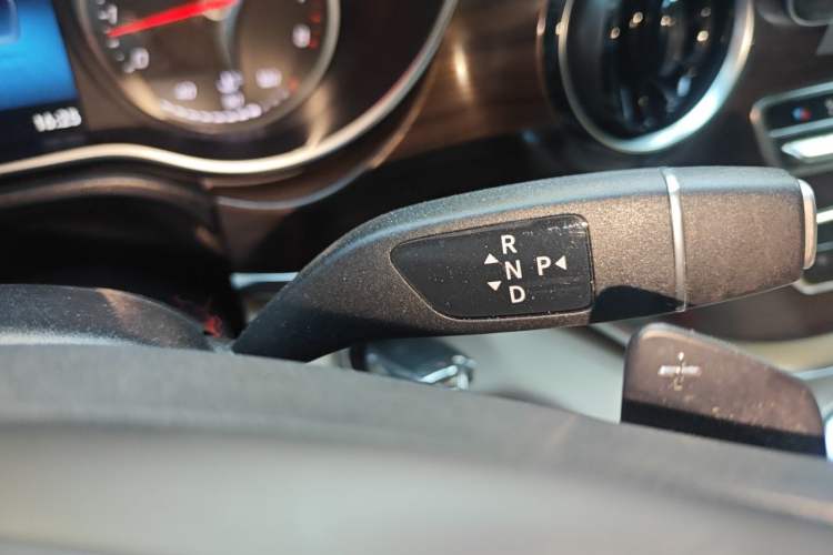 Used Mercedes-Benz V-Class 2021 V 260 Avantgarde Edition Gear Lever