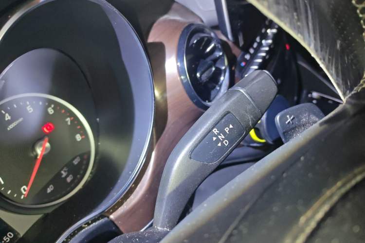 Used Mercedes-Benz V-Class 2021 V 260 Avantgarde Edition Gear Lever