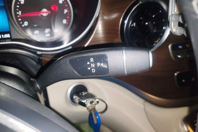 Used Mercedes-Benz V-Class 2021 V 260 Avantgarde Edition Gear Lever