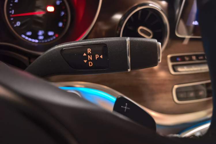 Used Mercedes-Benz V-Class 2021 V 260 L Long Wheelbase Prestige Edition Gear Lever