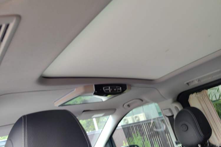 Used Mercedes-Benz V-Class 2021 V 260 Avantgarde Edition Headliner