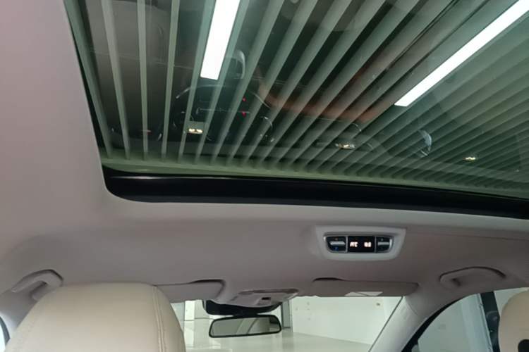 Used Mercedes-Benz V-Class 2021 V 260 Avantgarde Edition Headliner
