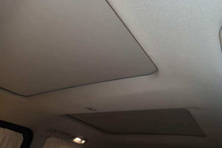 Used Mercedes-Benz V-Class 2021 V 260 Avantgarde Edition Headliner
