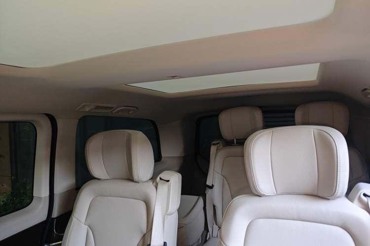 Used Mercedes-Benz V-Class 2021 V 260 Avantgarde Edition Headliner