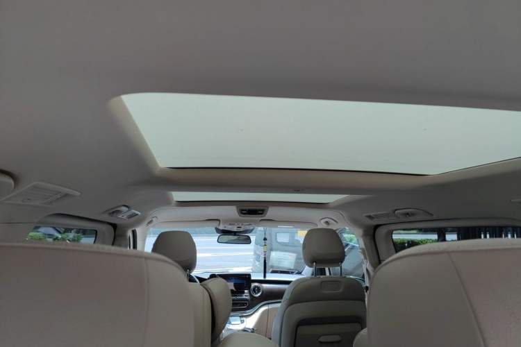 Used Mercedes-Benz V-Class 2021 V 260 Avantgarde Edition Headliner