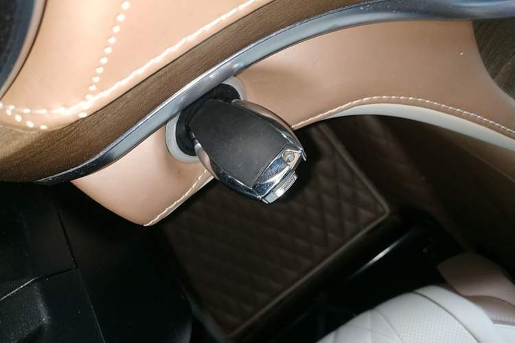 Used Mercedes-Benz V-Class 2021 V 260 Avantgarde Edition Interior 1
