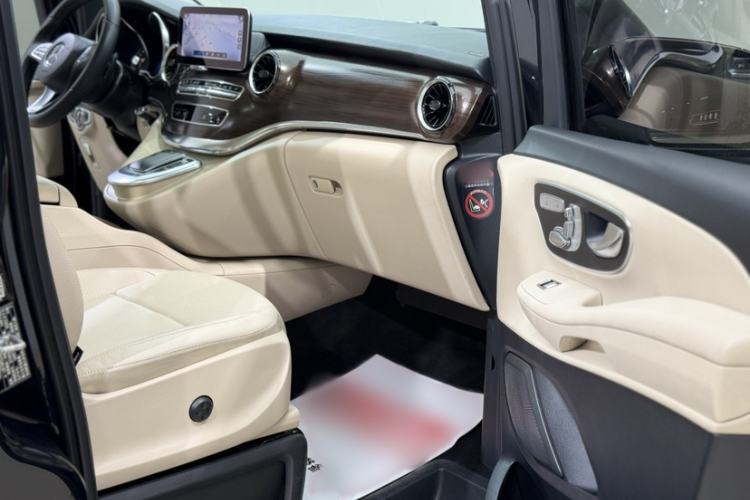 Used Mercedes-Benz V-Class 2021 V 260 Avantgarde Edition Interior 10