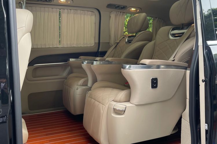 Used Mercedes-Benz V-Class 2021 V 260 Avantgarde Edition Interior 10