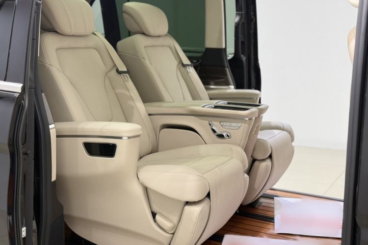 Used Mercedes-Benz V-Class 2021 V 260 Avantgarde Edition Interior 11