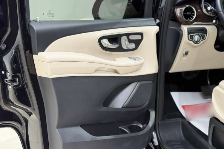 Used Mercedes-Benz V-Class 2021 V 260 Avantgarde Edition Interior 12