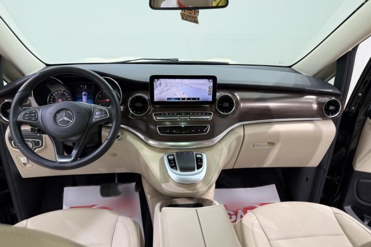 Used Mercedes-Benz V-Class 2021 V 260 Avantgarde Edition Interior 2