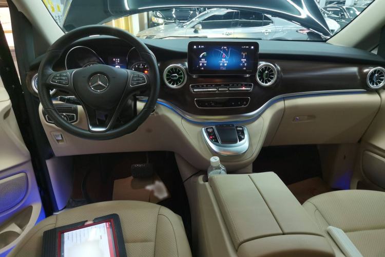 Used Mercedes-Benz V-Class 2021 V 260 Avantgarde Edition Interior 2