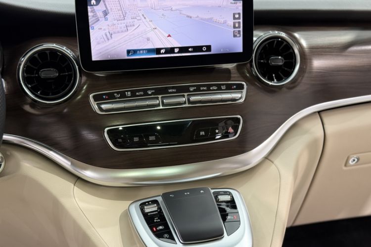 Used Mercedes-Benz V-Class 2021 V 260 Avantgarde Edition Interior 3