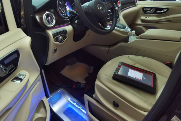 Used Mercedes-Benz V-Class 2021 V 260 Avantgarde Edition Interior 3