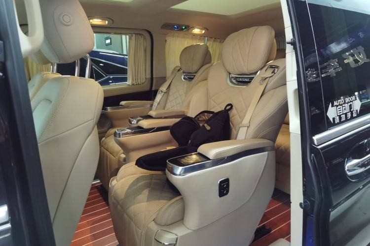 Used Mercedes-Benz V-Class 2021 V 260 Avantgarde Edition Interior 4