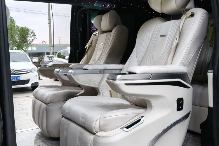Used Mercedes-Benz V-Class 2021 V 260 Avantgarde Edition Interior 4