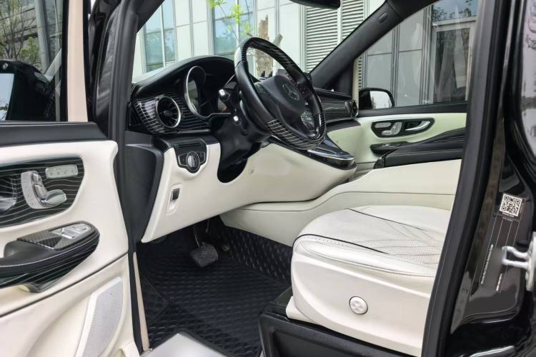 Used Mercedes-Benz V-Class 2021 V 260 Avantgarde Edition Interior 5