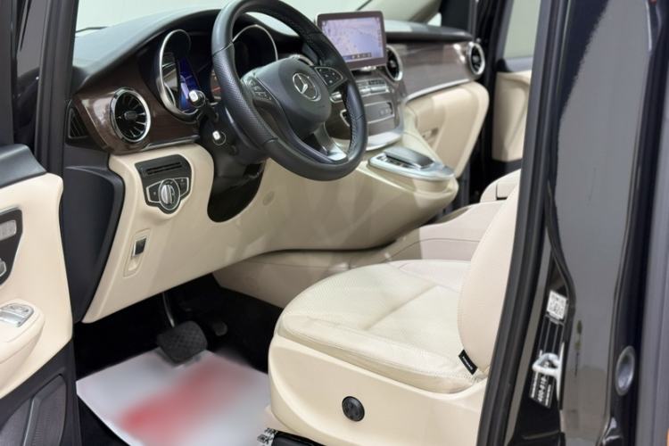 Used Mercedes-Benz V-Class 2021 V 260 Avantgarde Edition Interior 5