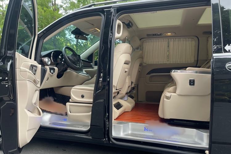 Used Mercedes-Benz V-Class 2021 V 260 Avantgarde Edition Interior 5