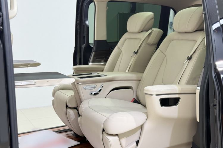 Used Mercedes-Benz V-Class 2021 V 260 Avantgarde Edition Interior 6
