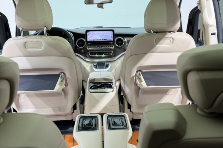 Used Mercedes-Benz V-Class 2021 V 260 Avantgarde Edition Interior 7