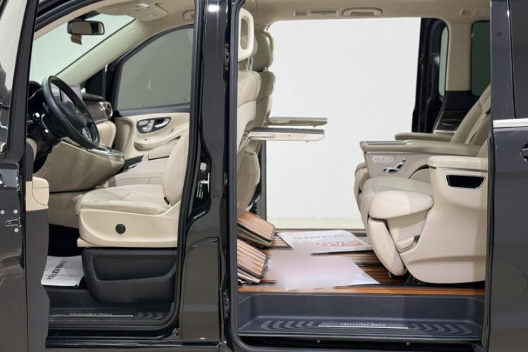 Used Mercedes-Benz V-Class 2021 V 260 Avantgarde Edition Interior 8