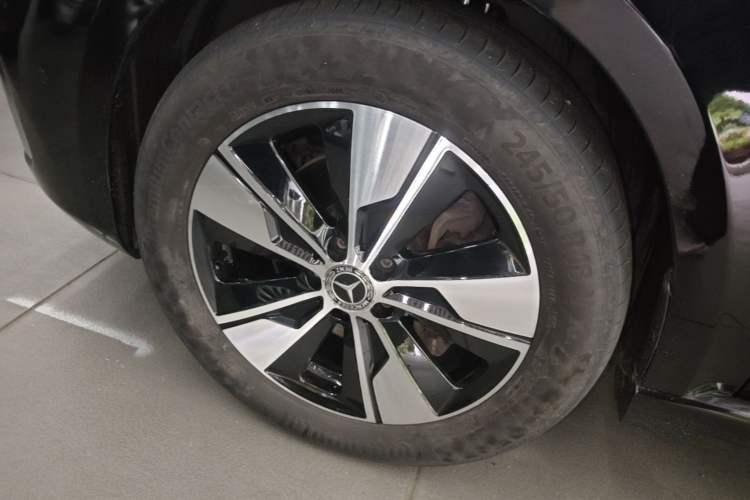 Used Mercedes-Benz V-Class 2021 V 260 Prestige Edition Left Front Wheel Hub