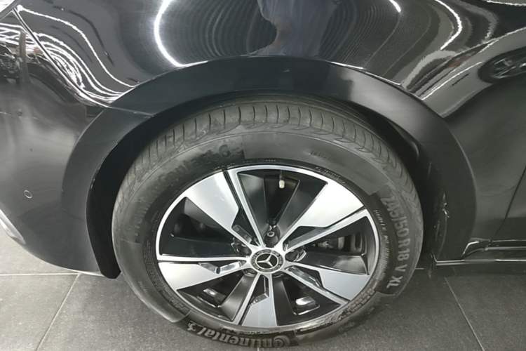 Used Mercedes-Benz V-Class 2021 V 260 Prestige Edition Left Front Wheel Hub
