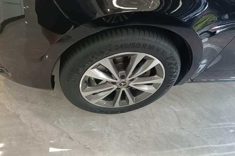 Used Mercedes-Benz V-Class 2021 V 260 Avantgarde Edition Left Front Wheel Hub