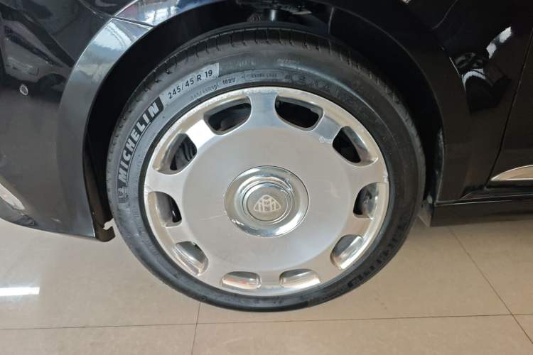 Used Mercedes-Benz V-Class 2021 V 260 Prestige Edition Left Front Wheel Hub
