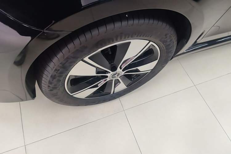 Used Mercedes-Benz V-Class 2021 V 260 Prestige Edition Left Front Wheel Hub