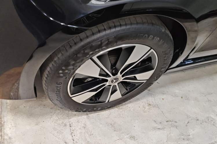 Used Mercedes-Benz V-Class 2021 V 260 Prestige Edition Left Front Wheel Hub