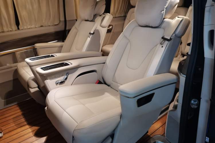 Used Mercedes-Benz V-Class 2021 V 260 L Long-wheelbase Luxury Edition Left Rear Seat