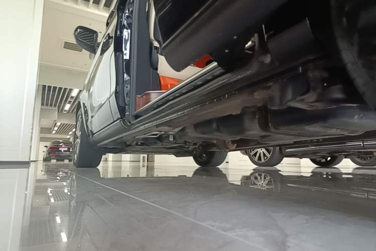 Used Mercedes-Benz V-Class 2021 V 260 Avantgarde Edition Left Side Sill