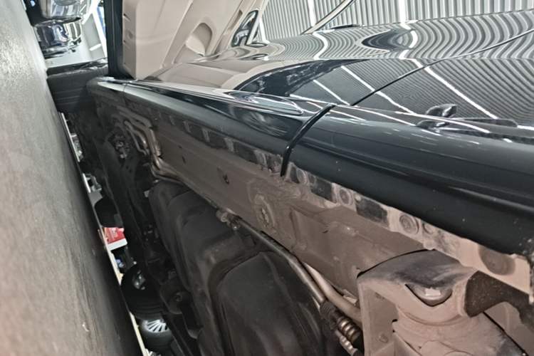 Used Mercedes-Benz V-Class 2021 V 260 L Long-wheelbase Luxury Edition Left Side Sill