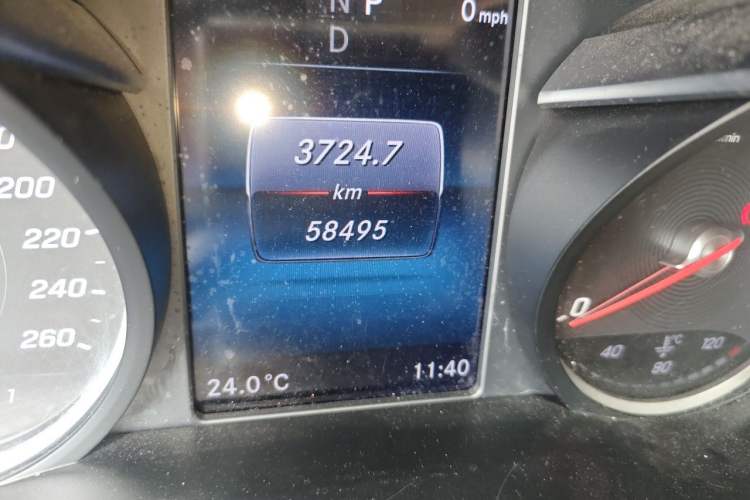 Used Mercedes-Benz V-Class 2021 V 260 L Long-wheelbase Luxury Edition Odometer Close Up
