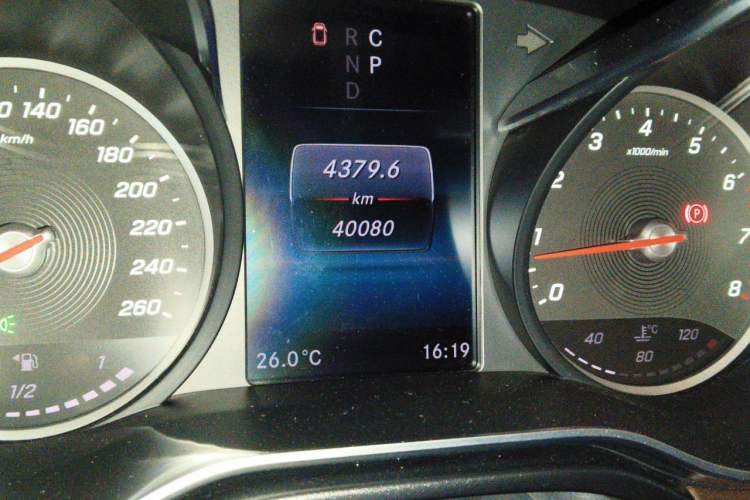 Used Mercedes-Benz V-Class 2021 V 260 Avantgarde Edition Odometer Close Up