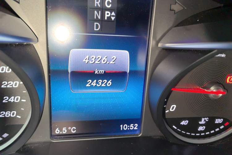 Used Mercedes-Benz V-Class 2021 V 260 L Long Wheelbase Prestige Edition Odometer Close Up