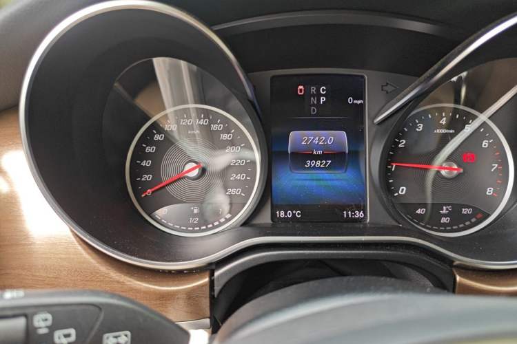 Used Mercedes-Benz V-Class 2021 V 260 L Long-wheelbase Luxury Edition Odometer Close Up