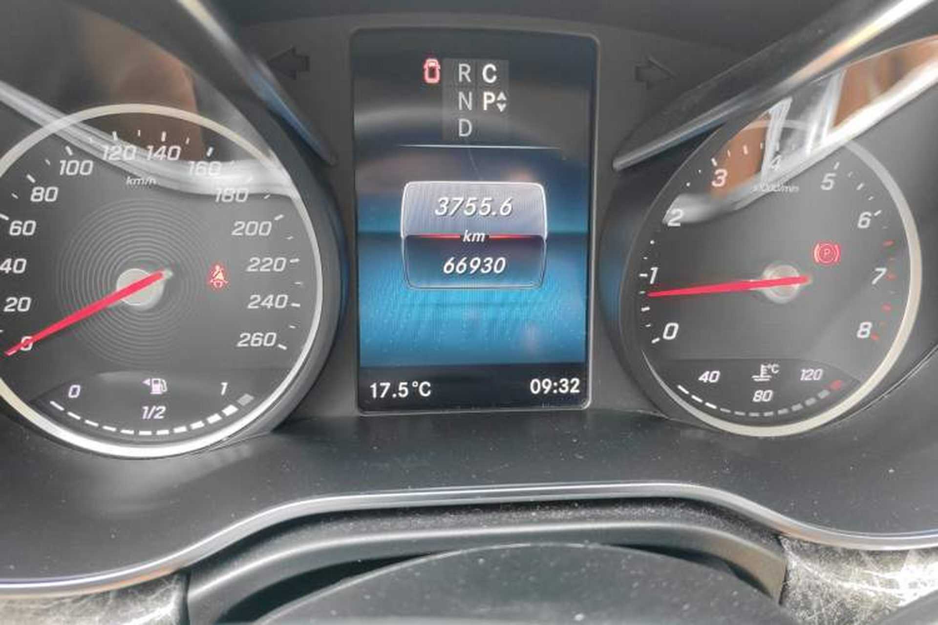 Used Mercedes-Benz V-Class  Odometer Close Up