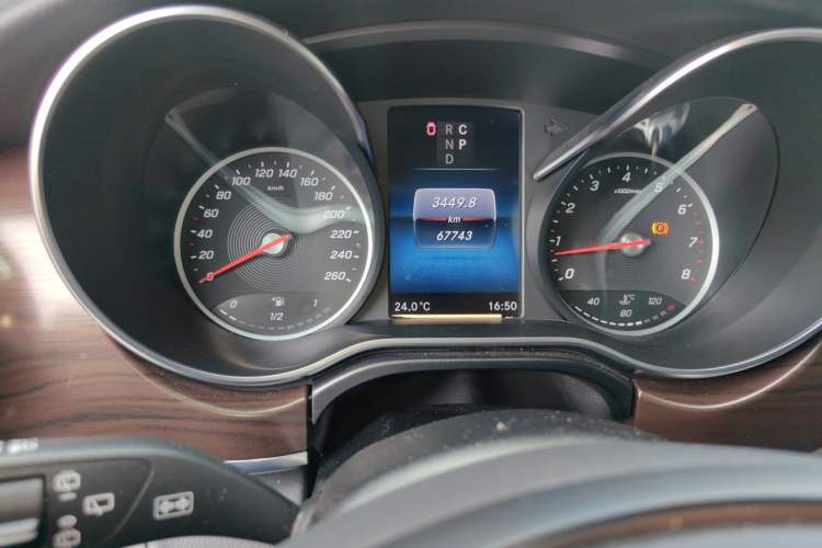 Used Mercedes-Benz V-Class 2021 V 260 Avantgarde Edition Odometer Close Up